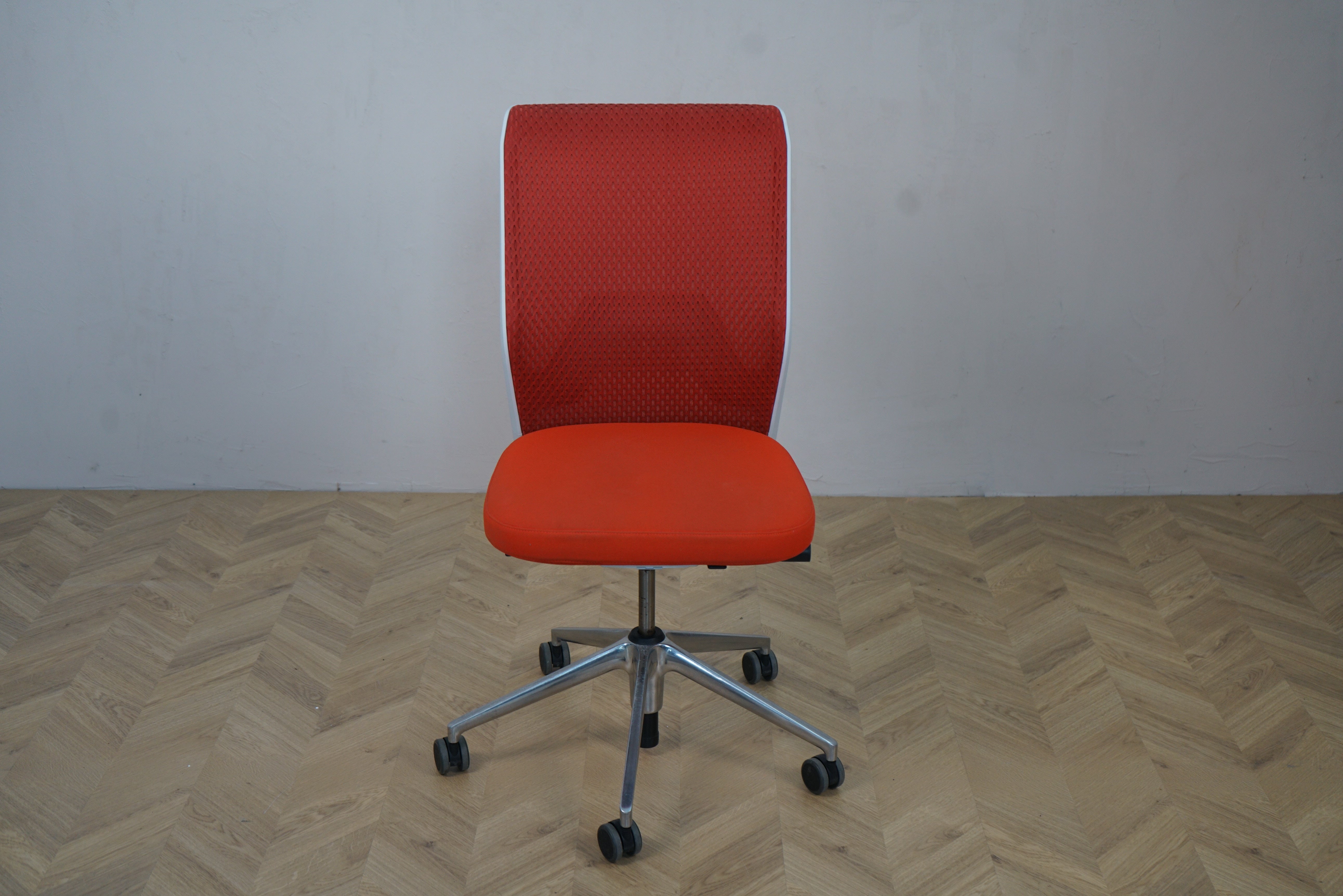 Vitra ID Mesh kontorstol i rød set forfra med polstret sæde og mesh-ryglæn